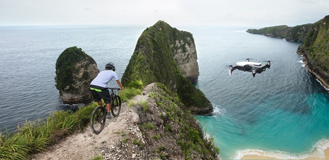 DJI Mavic Air sleduje uživatele při jízdě na horském kole